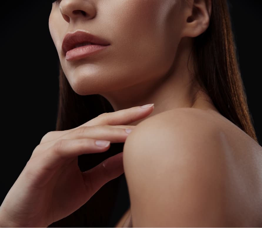 Model placing hand under her chin